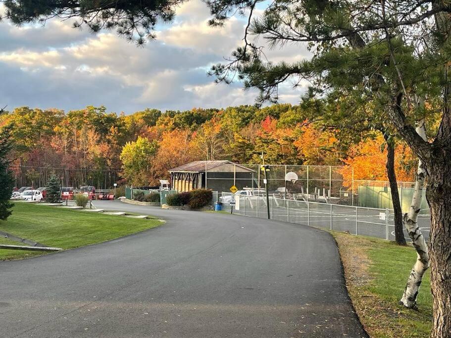 Cheerful Pocono Home Away From Home Albrightsville Екстериор снимка